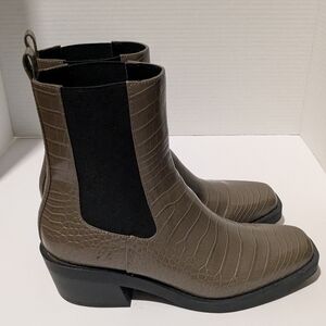 Open Edit Ayla Army Green Crocodile Pattern Ankle Size 8 Chelsea Boots